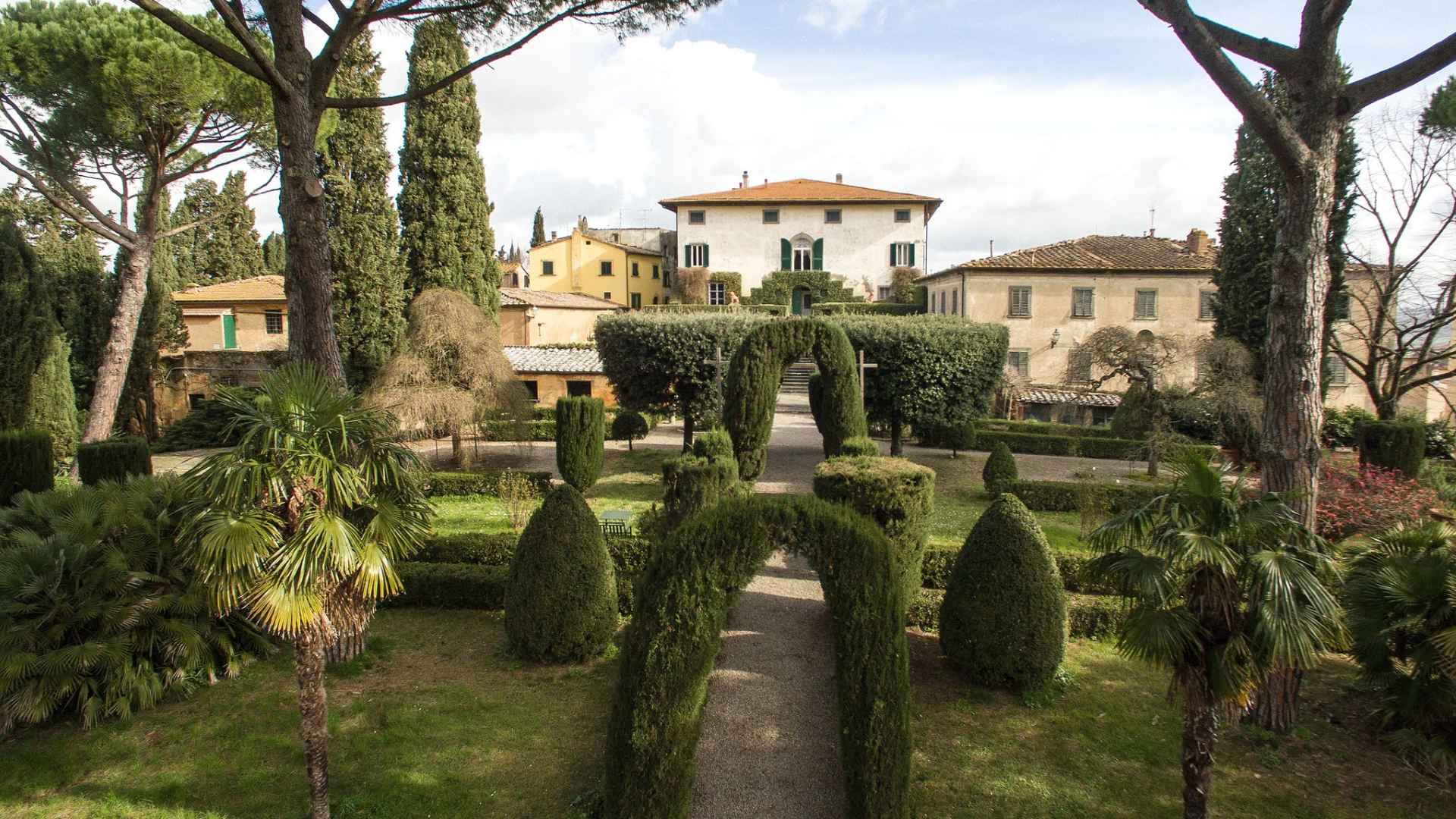Tenuta di Ghizzano winery and courtyard, showing a beautiful garden.
