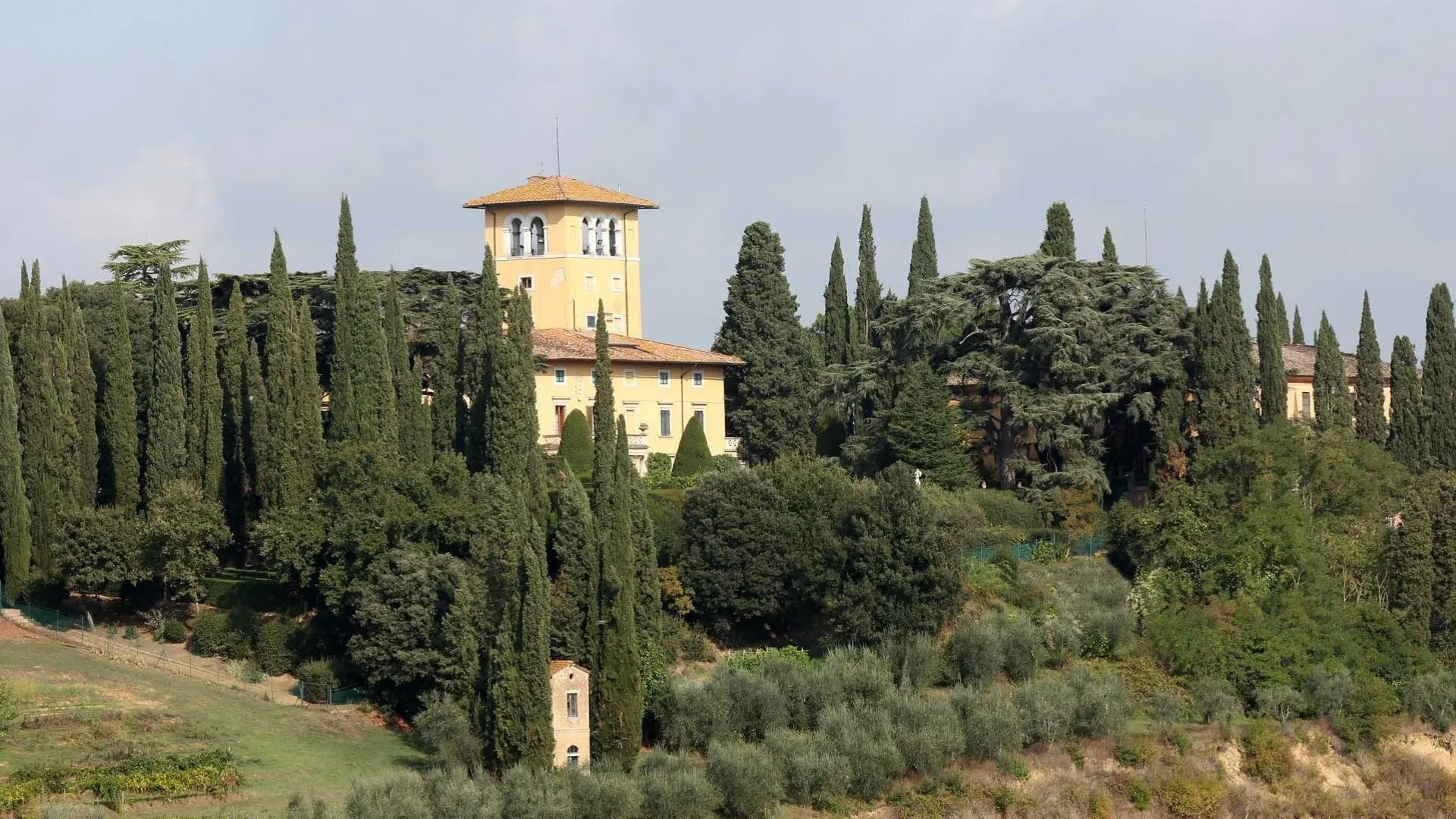 This image shows the Guicciardini Strozzi estate with trees surrounding it. 