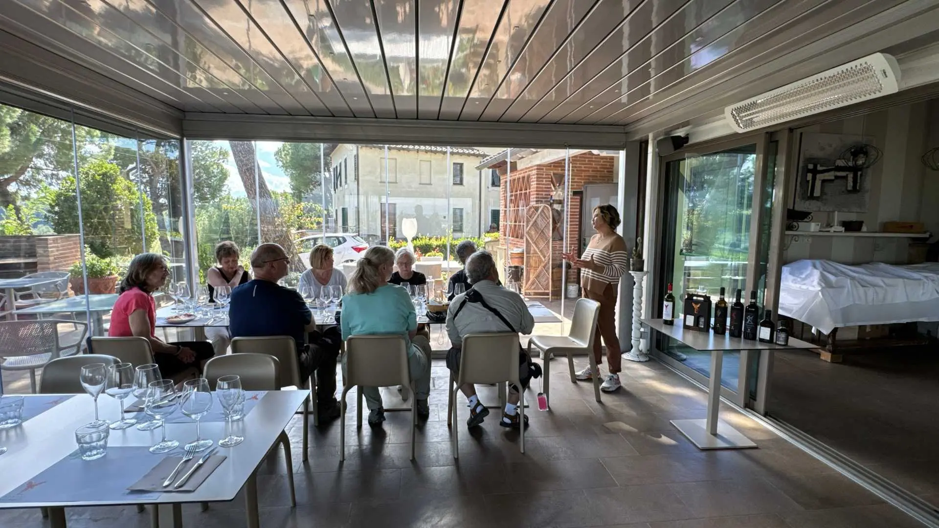 The image shows a wine tasting at a very modern setting, at the Poder Arcangelo winery. 