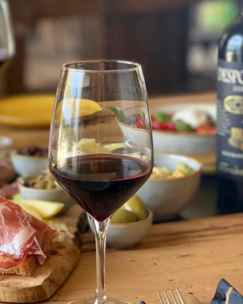 torleanzi-tasting-red-wine-apulia.webp