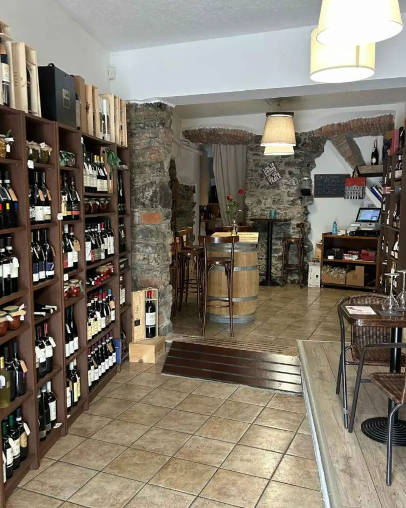 enoteca-lake-como-italy.webp