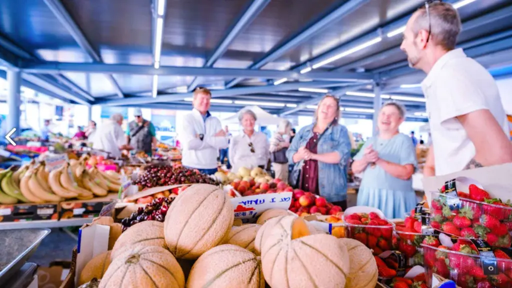 chef’s-insights-food-tour- discover-sant’ambrogio-grocery-market.webp