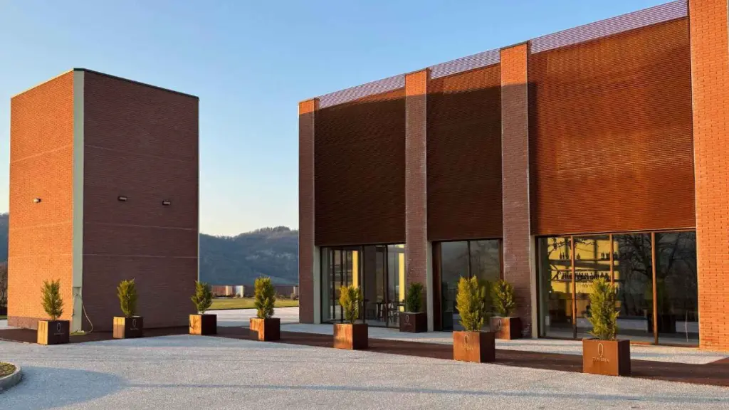 cantina-tomisa-organic-winery-near-bologna-italy.webp
