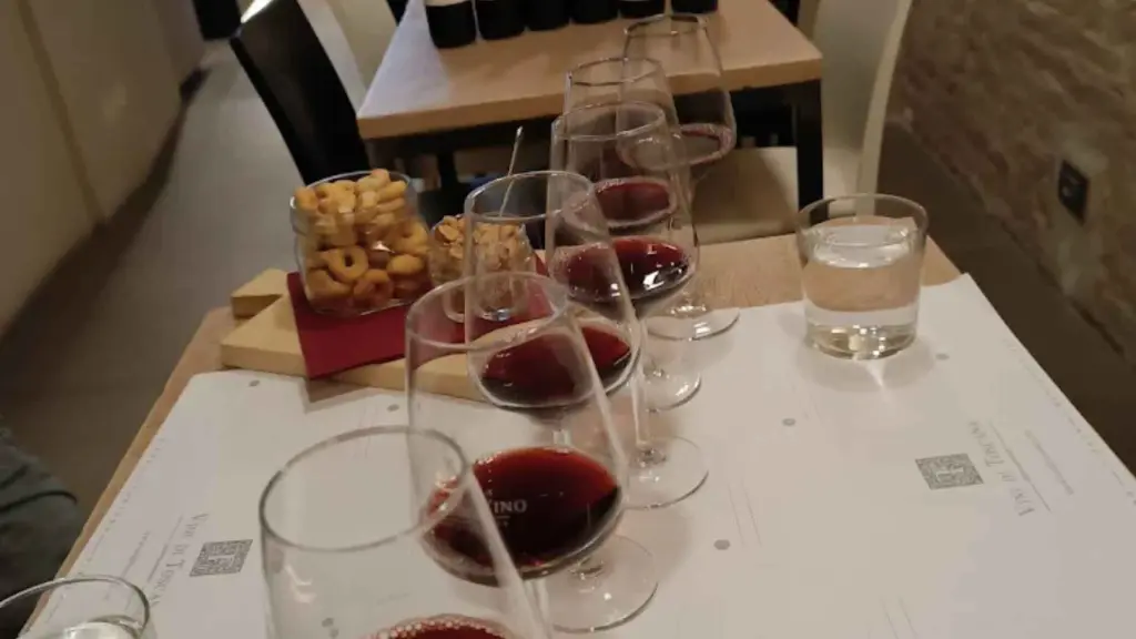 wine-tasting-enoteca-montepulciano.webp