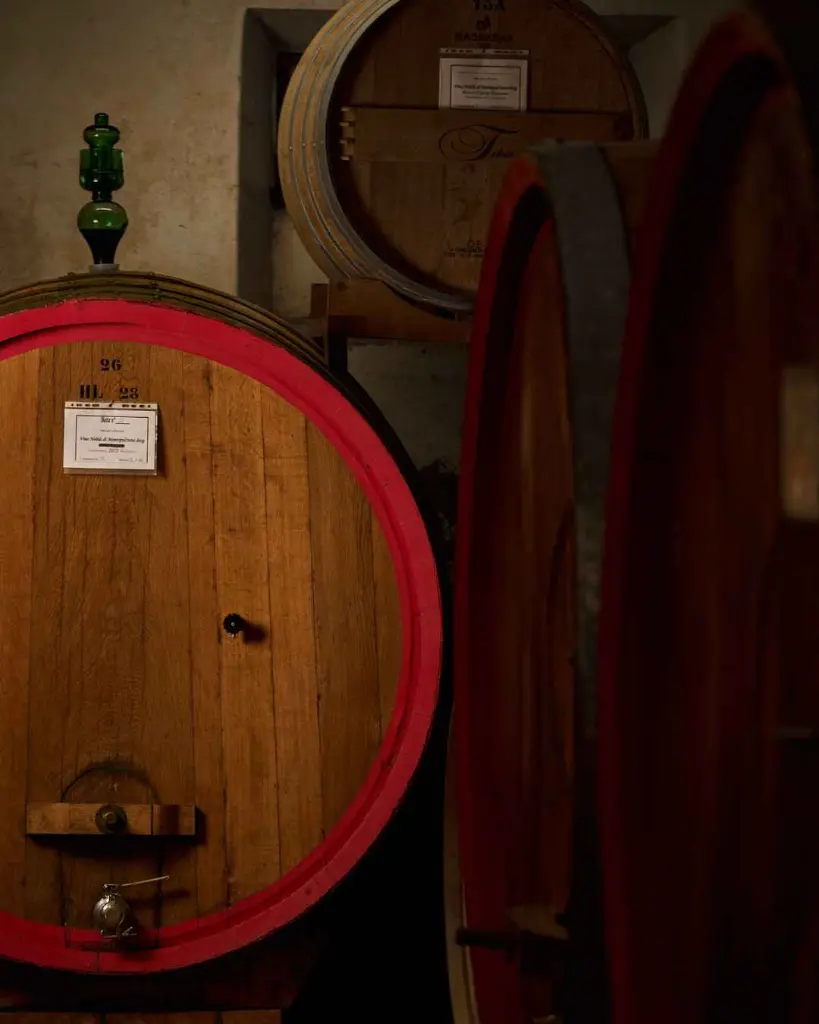 tour-capoccia-tiberini-tuscany-wine-cellar.webp