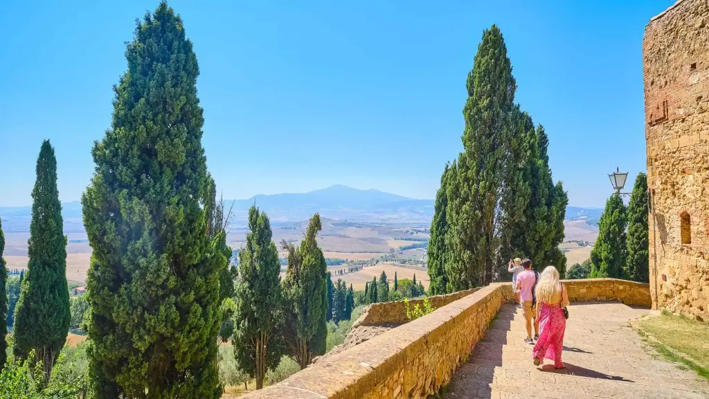 Italy, Tuscany, From Florence - Full Day Tour To Val D'orcia And Gladiator's Fields: Montalcino, Montepulciano And Pienza With Wine And Cheese Tasting