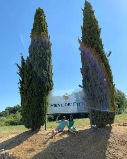 Italy, Tuscany, Pieve de Pitti - Winetasting among the vineyard
